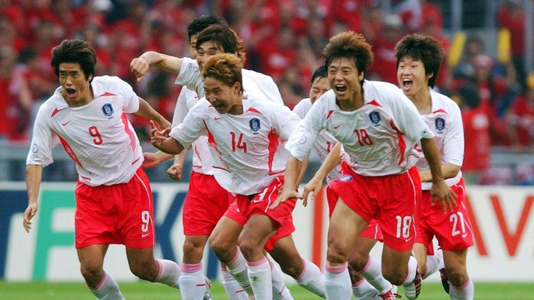 ข่าวบอล Korea Japan 2002 ครั้งแรกที่ประเทศจากทวีปเอเชีย รับหน้าเสื่อเป็นเจ้าภาพการแข่งขัน โดยการร่วมมือระหว่าง ญี่ปุ่น กับเกาหลีใต้ อันเป็นครั้งแรกที่มีเจ้าภาพ 2 ชาติร่วม ในประวัติศาสตร์ทัวร์นาเมนต์นี้